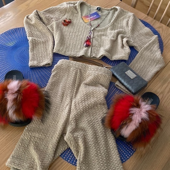 🧘♀️SOFT & Thick fabric so SOFT. Crop Top w/ Matching Shorts. BodyCon Sexy. 🎣 - Picture 4 of 12